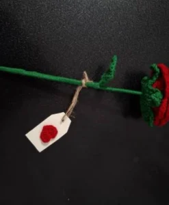 گل رز بافتنی قرمز
