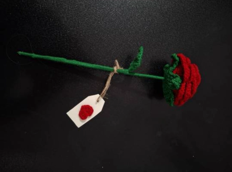 گل رز بافتنی قرمز گل رز بافتنی قرمز