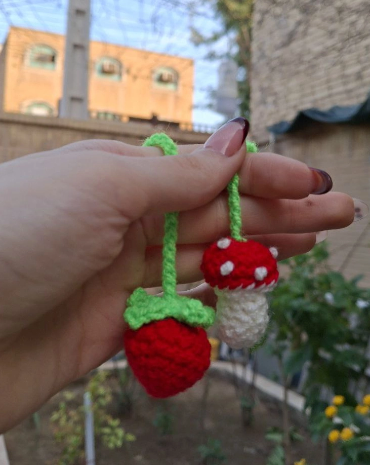یوکمارک دست بافت قارچ و توت فرنگی یوکمارک دست بافت قارچ و توت فرنگی